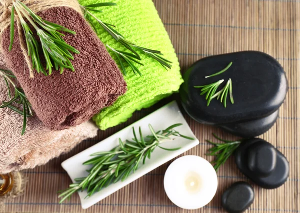 Branches of rosemary on towels, — Stock Photo, Image