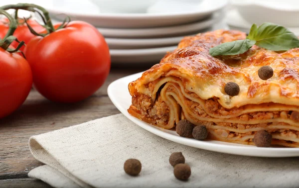 Gedeelte van smakelijke lasagne — Stockfoto