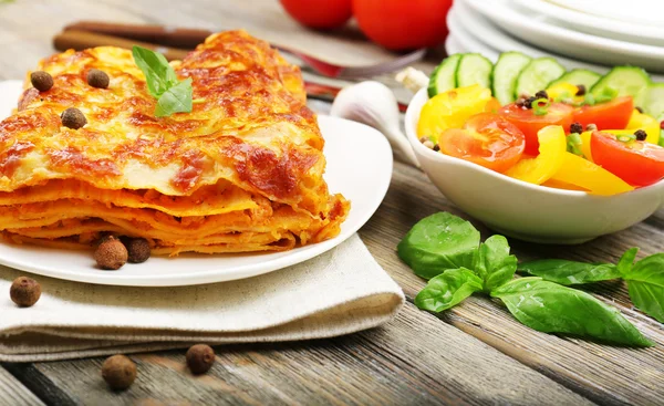 Gedeelte van smakelijke lasagne — Stockfoto