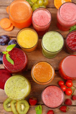 ahşap masa üstünde lezzetli taze suyu bir bardak.