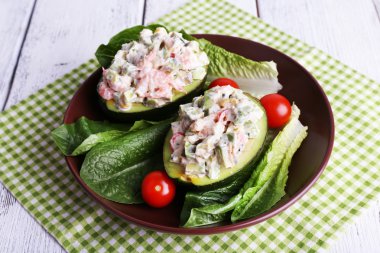 Plaka tablo yakın çekim üzerinde avokado lezzetli salata