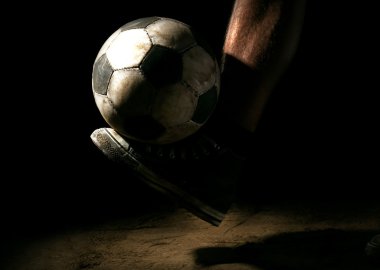 Futbol topu yere koyu arka plan üzerinde