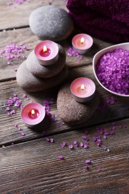 Ahşap arka planda spa tedavisinin bileşimi