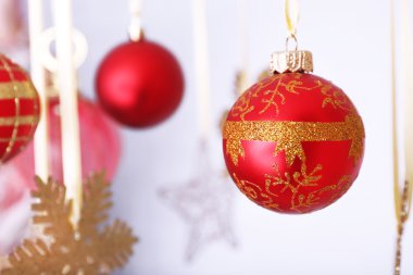 Güzel kırmızı Noel süsleri