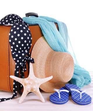 Ahşap tahta üzerinde yaz öğelerle Vintage valiz 