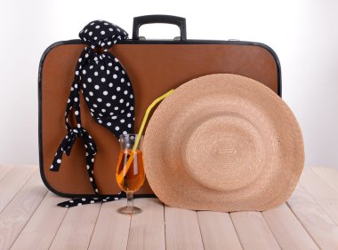 Ahşap tahta üzerinde yaz öğelerle Vintage valiz 