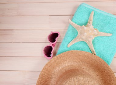 Yaz öğeler ahşap arka plan üzerinde