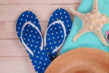 Yaz öğeler ahşap arka plan üzerinde