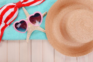 Yaz öğeler ahşap arka plan üzerinde