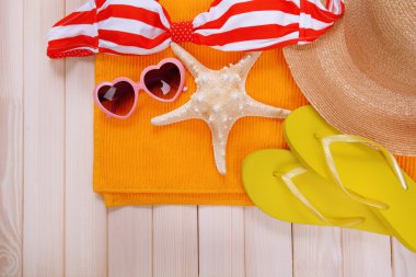 Yaz öğeler ahşap arka plan üzerinde