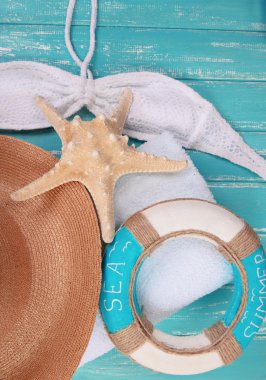 Yaz öğeler ahşap arka plan üzerinde