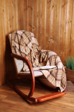 Sallanan sandalye ekose ile