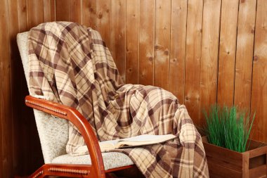 Sallanan sandalye ekose ile