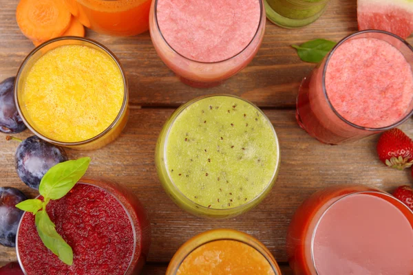 Copos de suco fresco saboroso, na mesa de madeira . — Fotografia de Stock