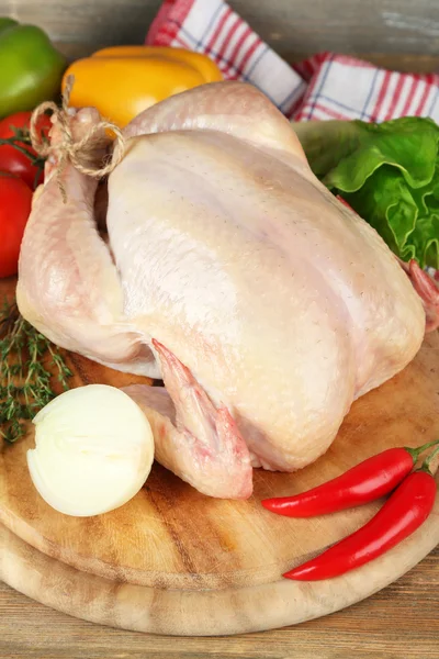 Frango cru na mesa de madeira — Fotografia de Stock