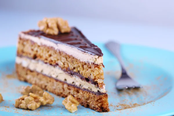 Delicioso pastel de chocolate en el plato en primer plano de la mesa — Foto de Stock