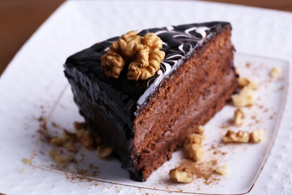 Delicioso bolo de chocolate no prato na mesa close-up — Fotografia de Stock