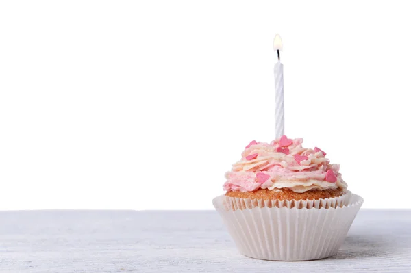 Heerlijke verjaardag cupcake op tafel op witte achtergrond — Stockfoto