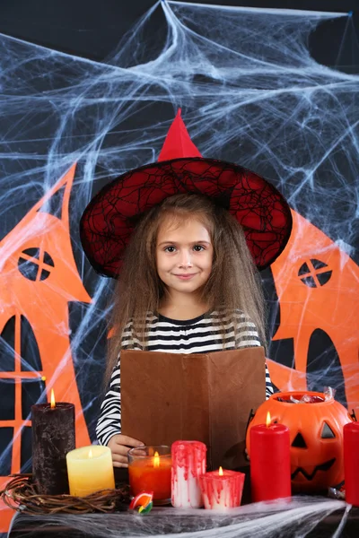 Kleines Mädchen Hexe mit Hut auf halloween Dekorationen Hintergrund — Stockfoto