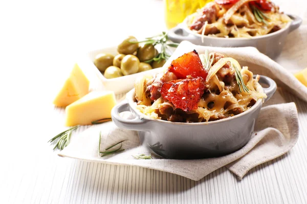 Gebakken Pasta met groenten en kaas in keramische pot — Stockfoto