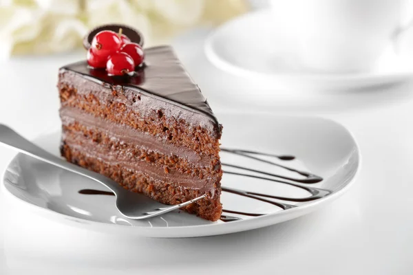 Heerlijke chocoladetaart op tafel op lichte achtergrond — Stockfoto