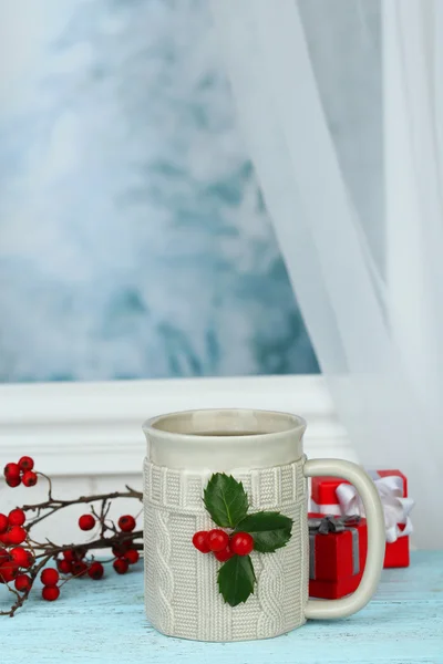 Composição de Natal com xícara de bebida quente, na mesa de madeira — Fotografia de Stock