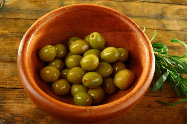 Olives vertes dans le bol rond — Photo