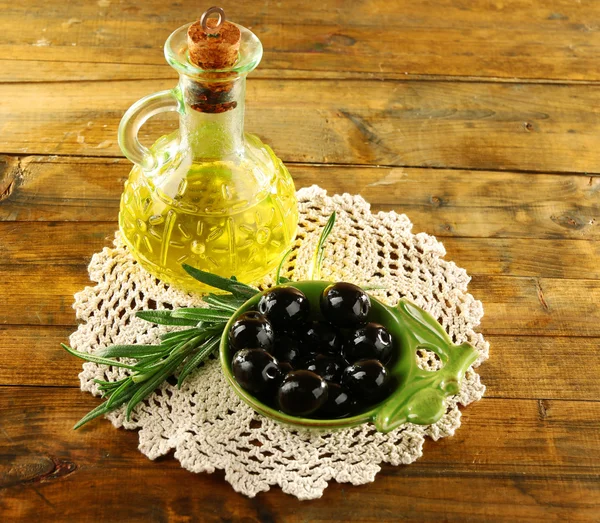 Тарелка с черными оливками — стоковое фото