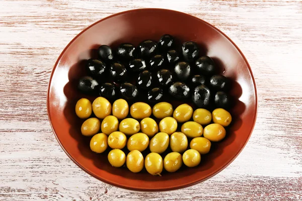 Black and green olives in bowl — Stock Photo, Image