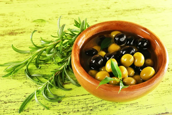 Svarta och gröna oliver — Stockfoto