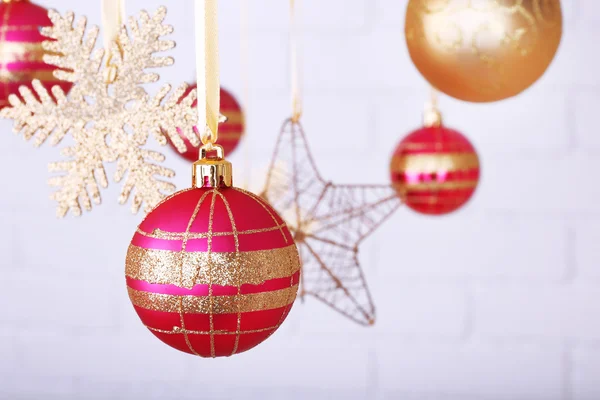 Bolas de Natal e flocos de neve — Fotografia de Stock