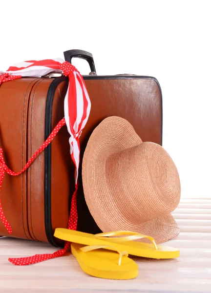 木の板の夏アイテムがヴィンテージの小型スーツケース — ストック写真