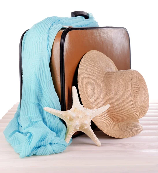 Valise vintage con artículos de verano sobre tabla de madera —  Fotos de Stock