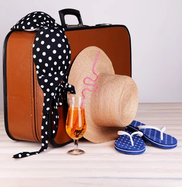 Valise vintage con artículos de verano sobre tabla de madera —  Fotos de Stock