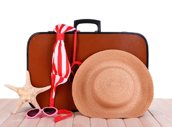 Винтажный чемодан с летними принадлежностями на деревянной доске — стоковое фото