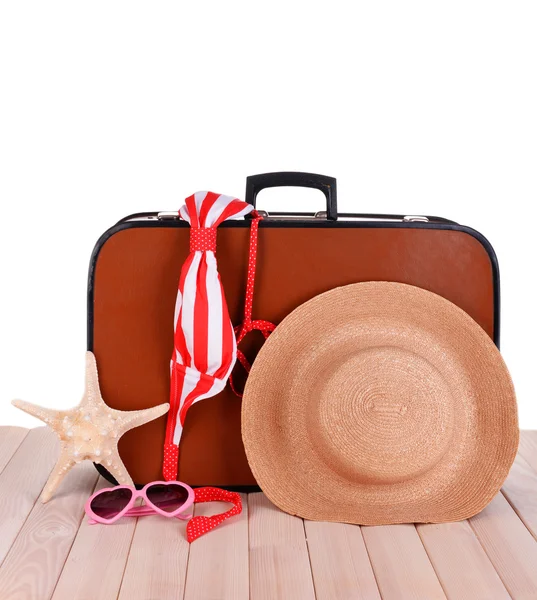 Ahşap tahta üzerinde yaz öğelerle Vintage valiz — Stok fotoğraf