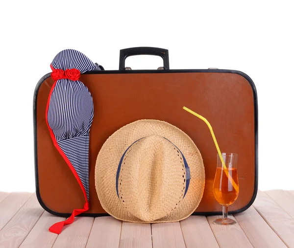 Valise vintage con artículos de verano sobre tabla de madera —  Fotos de Stock