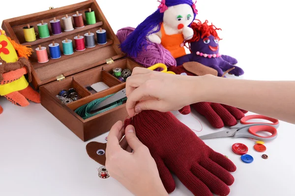 Fazendo de brinquedos feitos à mão de luvas no fundo branco — Fotografia de Stock