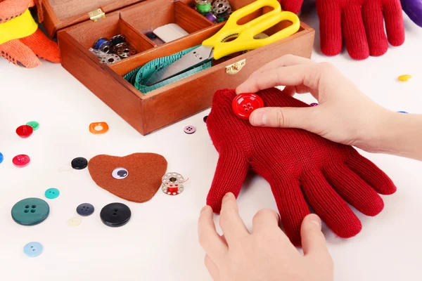 Fabricación de juguetes hechos a mano con guantes sobre fondo blanco — Foto de Stock