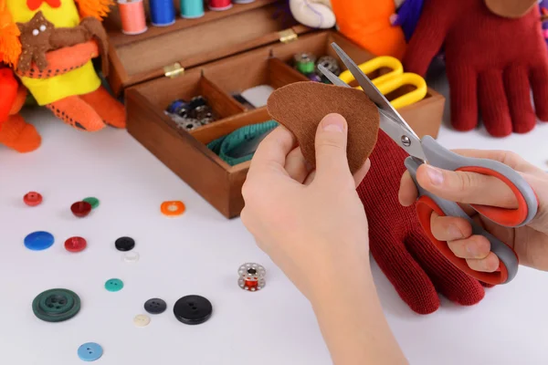 Fabricación de juguetes hechos a mano con guantes sobre fondo blanco — Foto de Stock