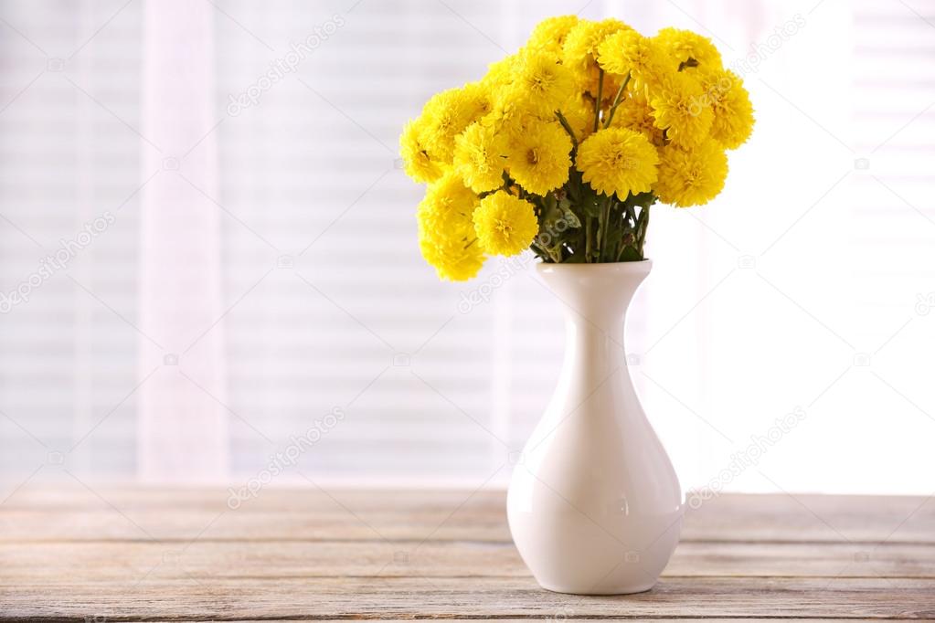 窓から光が差し込む花瓶の美しい花 ストック写真 C Belchonock