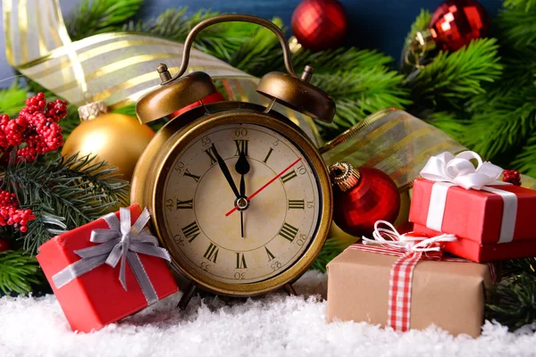 Relógio despertador com decorações de Natal — Fotografia de Stock