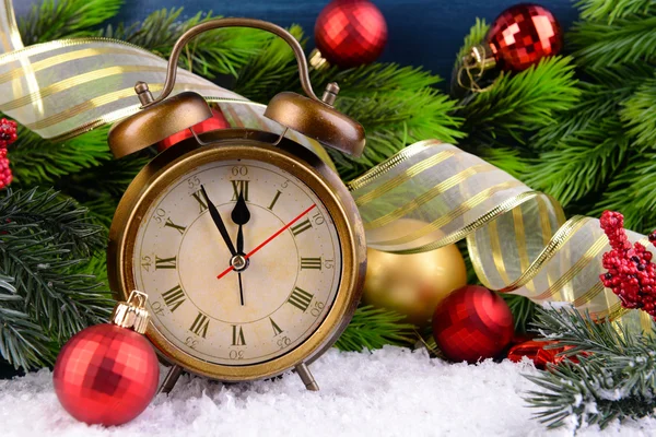 Reloj despertador con decoraciones navideñas — Foto de Stock