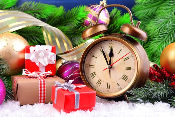 Reloj despertador con decoraciones navideñas —  Fotos de Stock