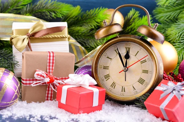 Reloj despertador con decoraciones navideñas — Foto de Stock