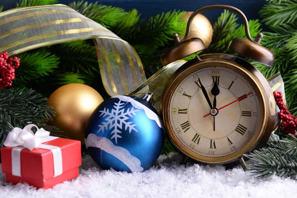 Reloj despertador con decoraciones navideñas — Foto de Stock