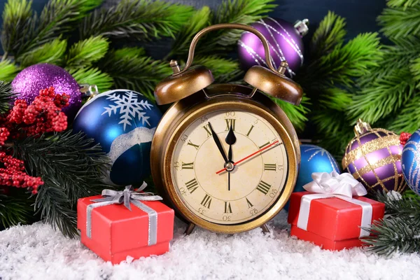 Reloj despertador con decoraciones navideñas —  Fotos de Stock