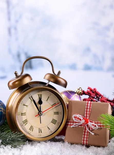 Reloj despertador con decoraciones navideñas —  Fotos de Stock