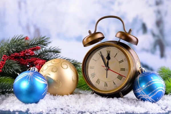 Reloj despertador con decoraciones navideñas —  Fotos de Stock