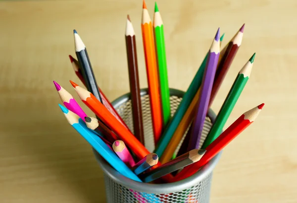 Lápices de colores en soporte de metal — Foto de Stock